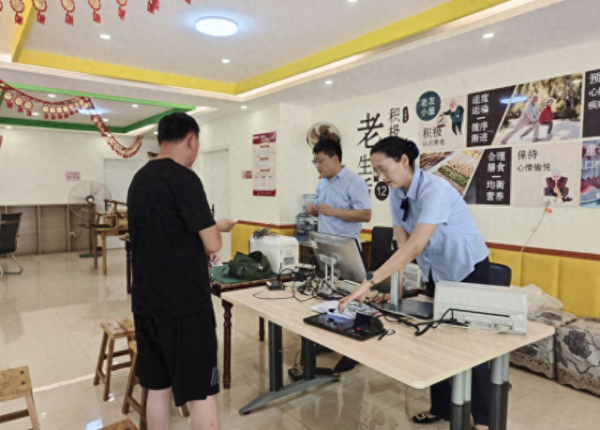 新股配资门户网 南苑街道欣锦苑社区联合济宁农商银行开展二代社保卡升级活动